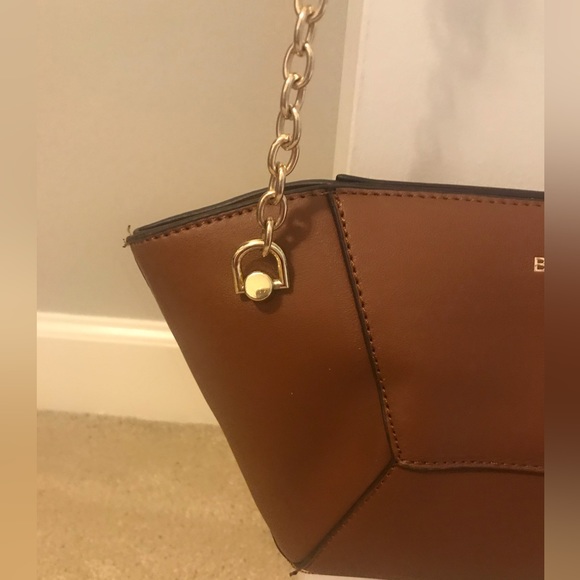 🆕🔥BCBG SUPER CUTE CHESTNUT BROWN LEATHER BUCKET&GOLD:HARDWARE CROSSBODY/PURSE - Picture 13 of 16